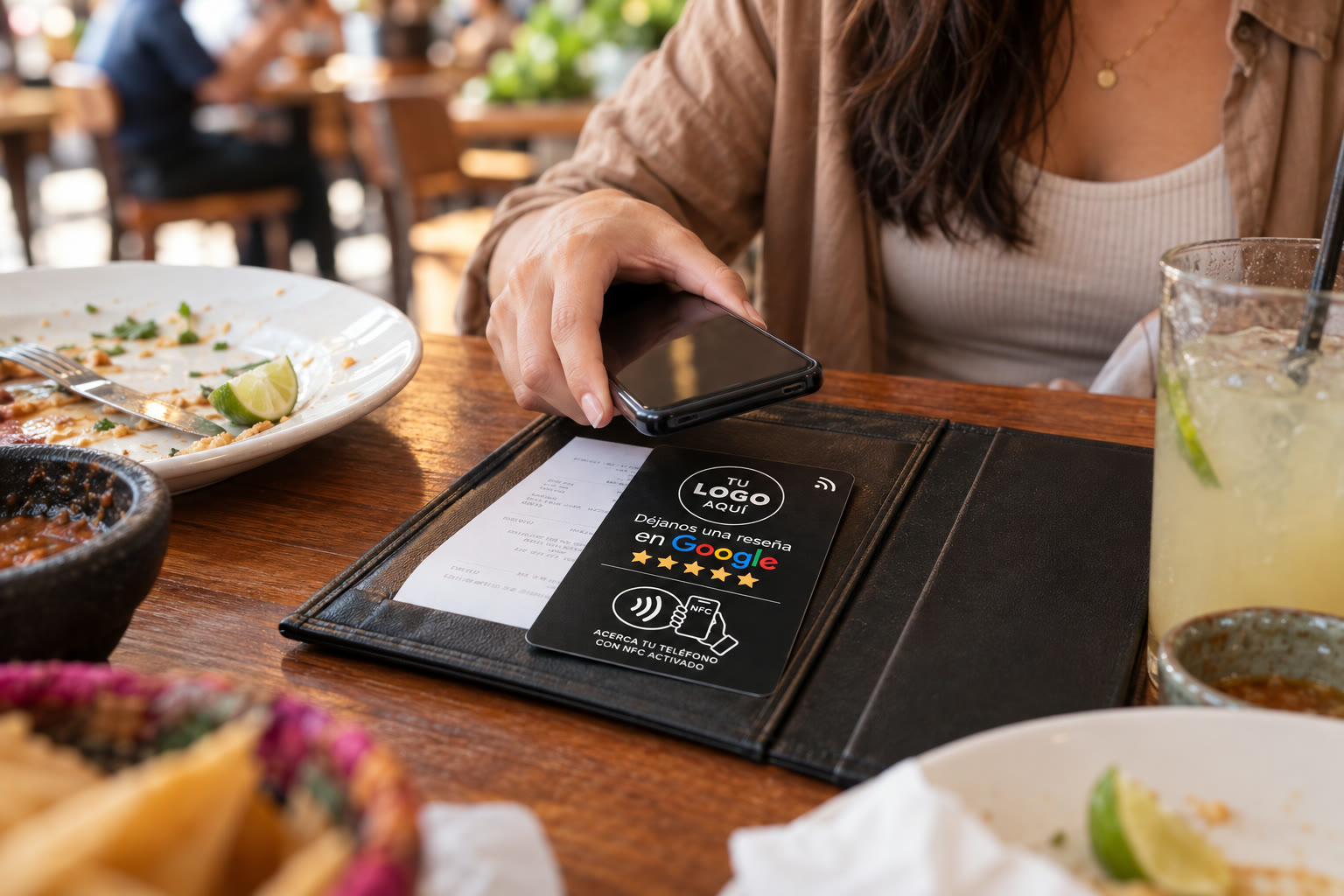 Comensal escaneando el código QR de Fluxia junto a la cuenta en un restaurante